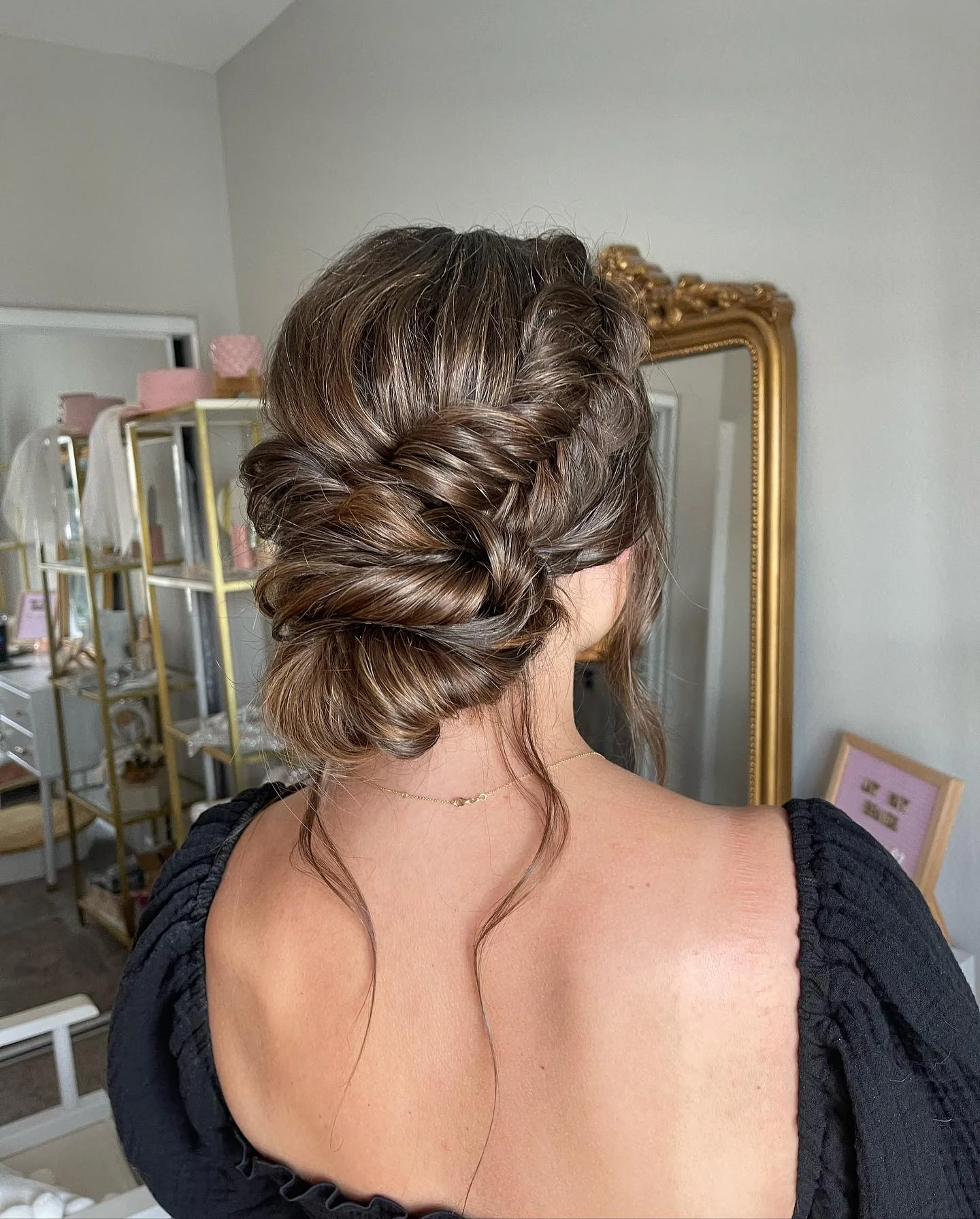 3. Twisted Low Boho Bun auf Kastanienbraun (Boho-Frisuren)