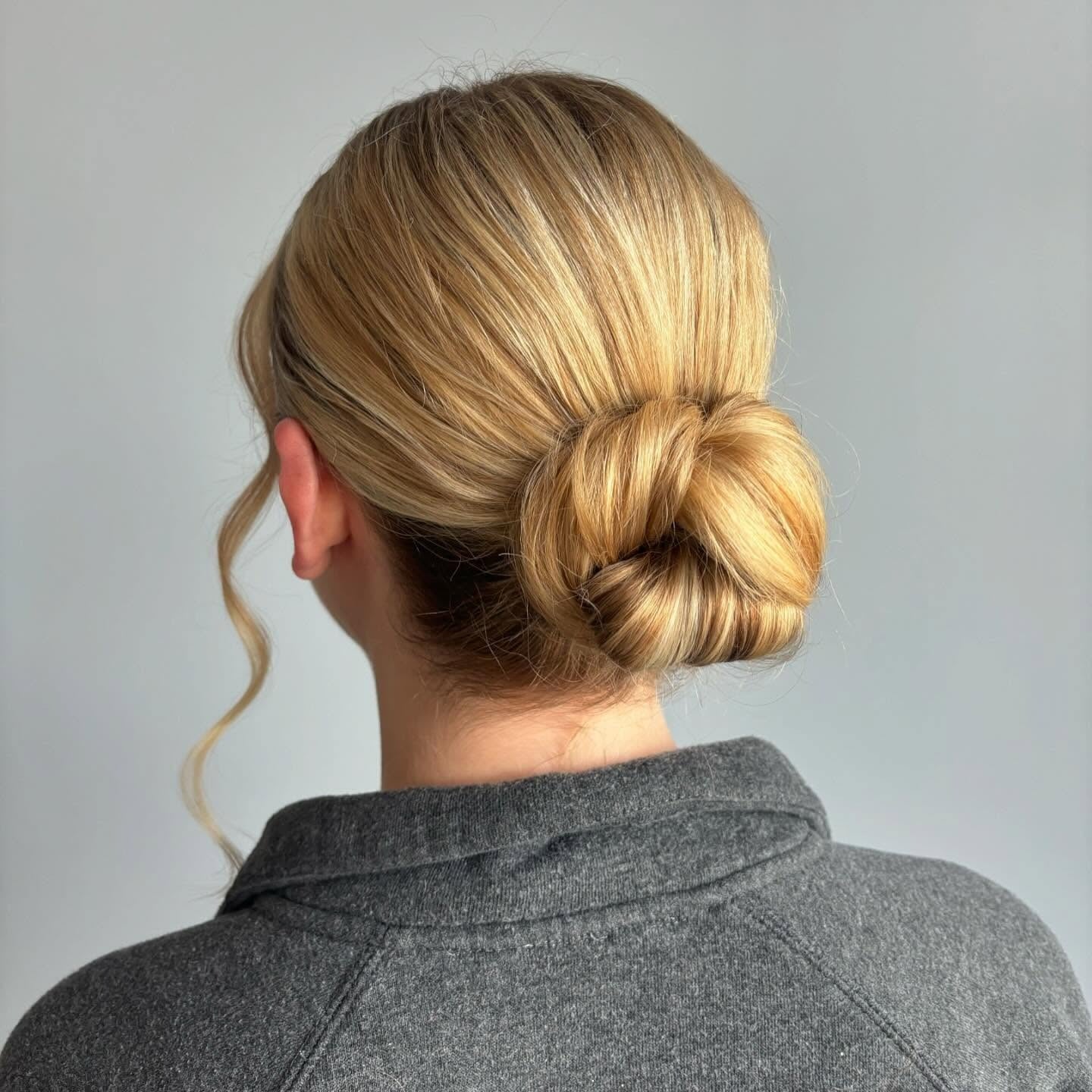 3.. Twisted Low Chignon - Honigblond (formelle Frisuren)