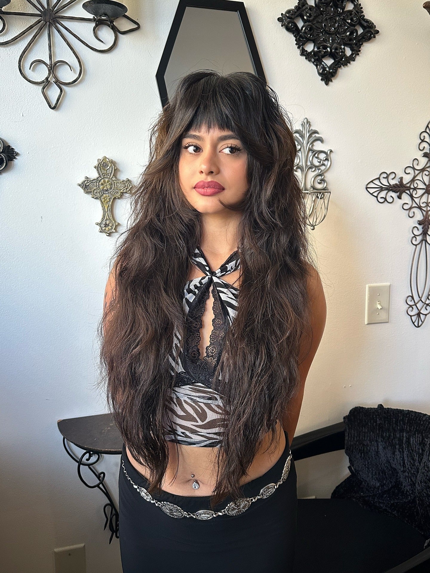 3. Ultra langer, welliger Shag mit abgerundeten Pony (lange Shag-Frisuren)