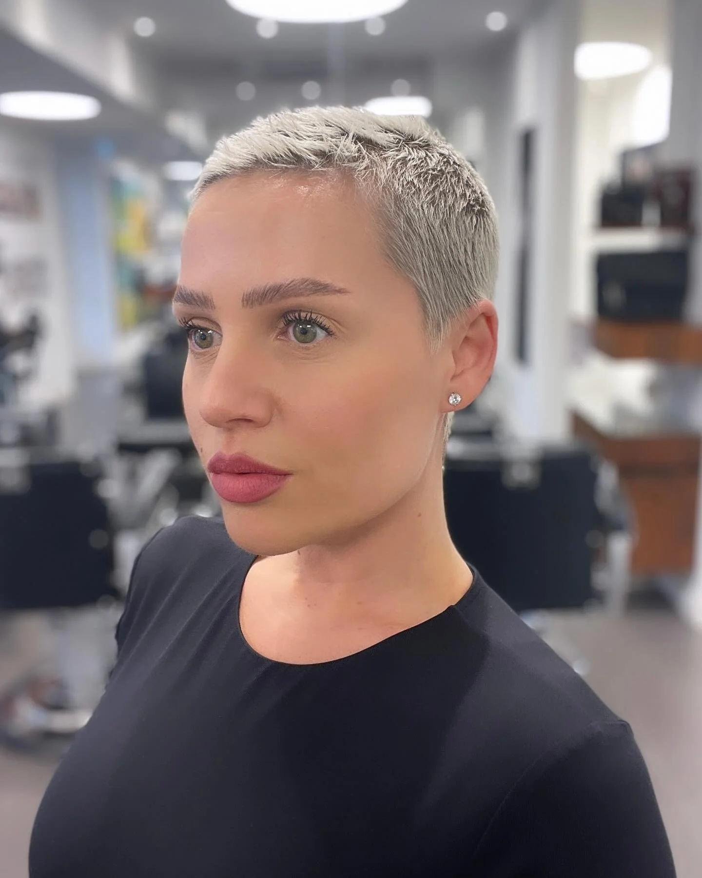 3. Ultra-Short Ash Pixie (Kurze Pixie-Frisuren für Frauen)