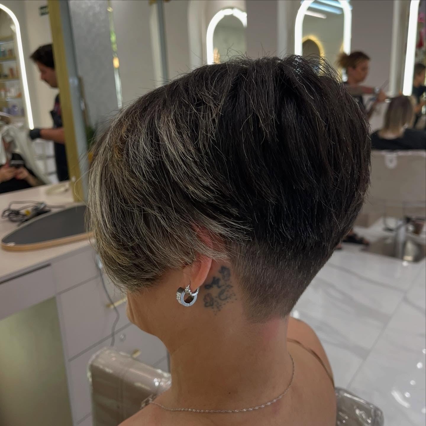 3. Pixie Bob mit rauchigen grauen Tönen (Pixie Bob Haarschnitte)