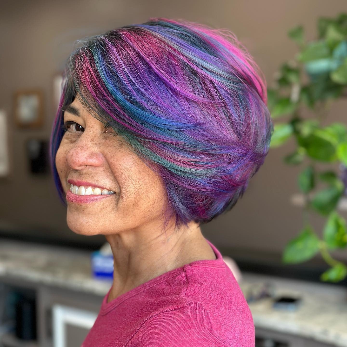 3.. Lebendiger Multi-Tone-gestapelter Bob in Juwelenfarben (gestapelte Haarschnitte)