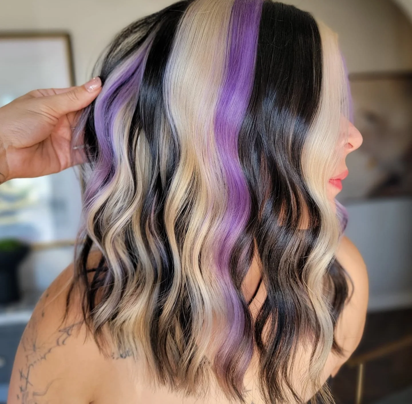 3. Violette und platinblonde Streifen auf Tiefschwarz (schwarzes Haar mit Highlights)