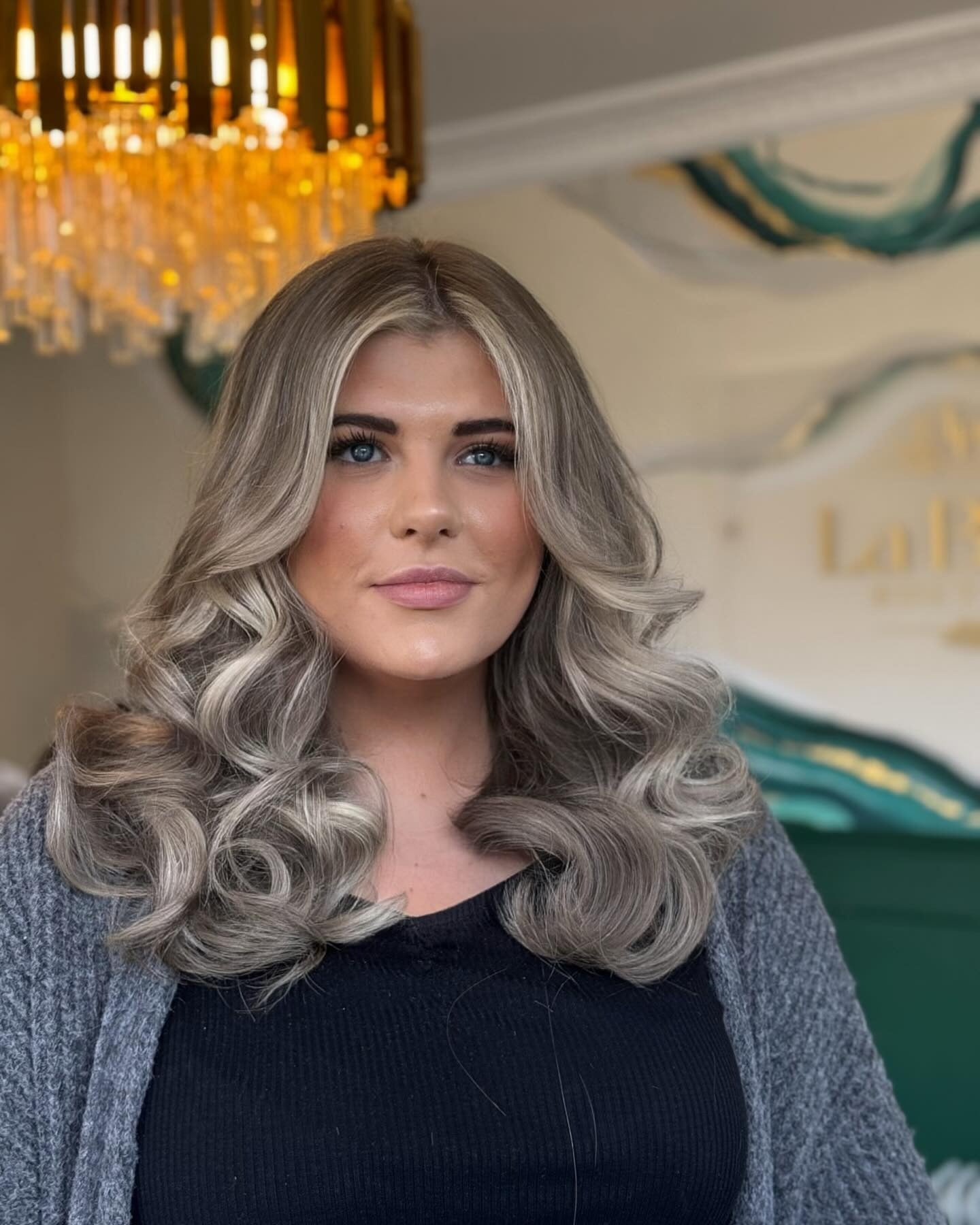 3.. Voluminous Ash Blonde Blowout mit Gesichtshighlights (aschblonde Haarfarbe)