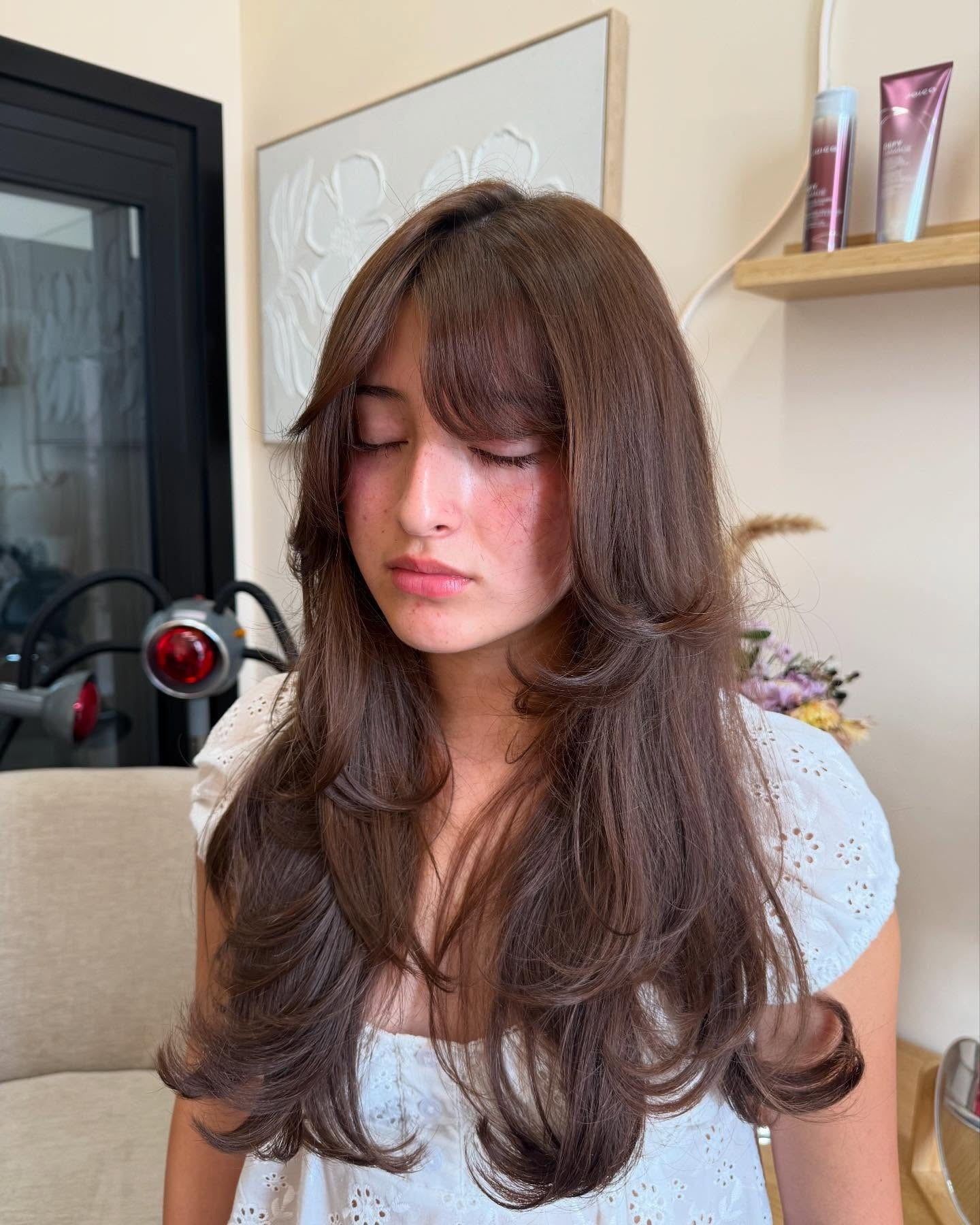 3. Warme Kakaoschichten mit leichten Fransen (gestuftes Haar mit feinem Pony)