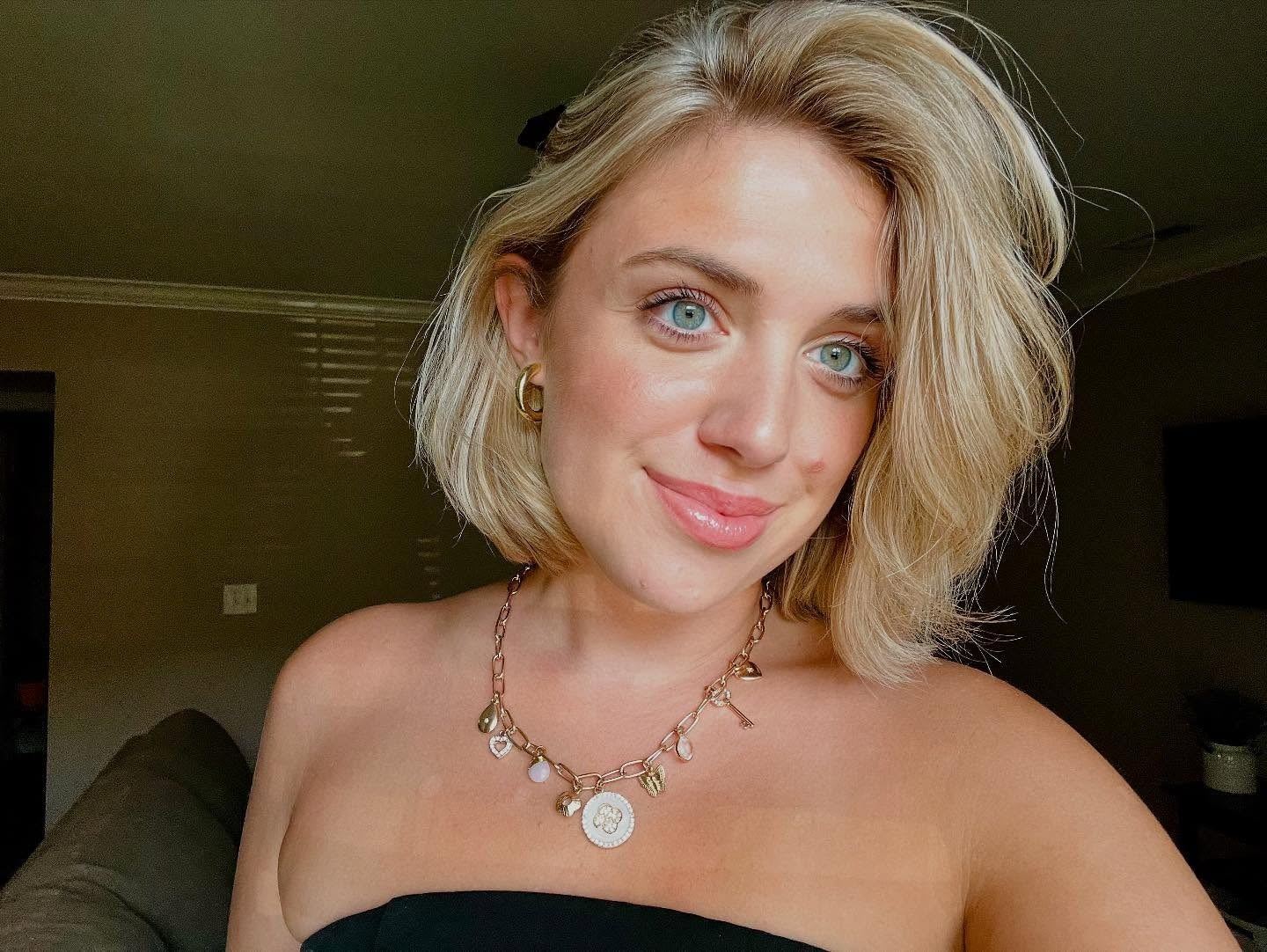 3. Warmer honigblonder Bob mit seitlichem Schwung (Messy Bob-Haarschnitt)