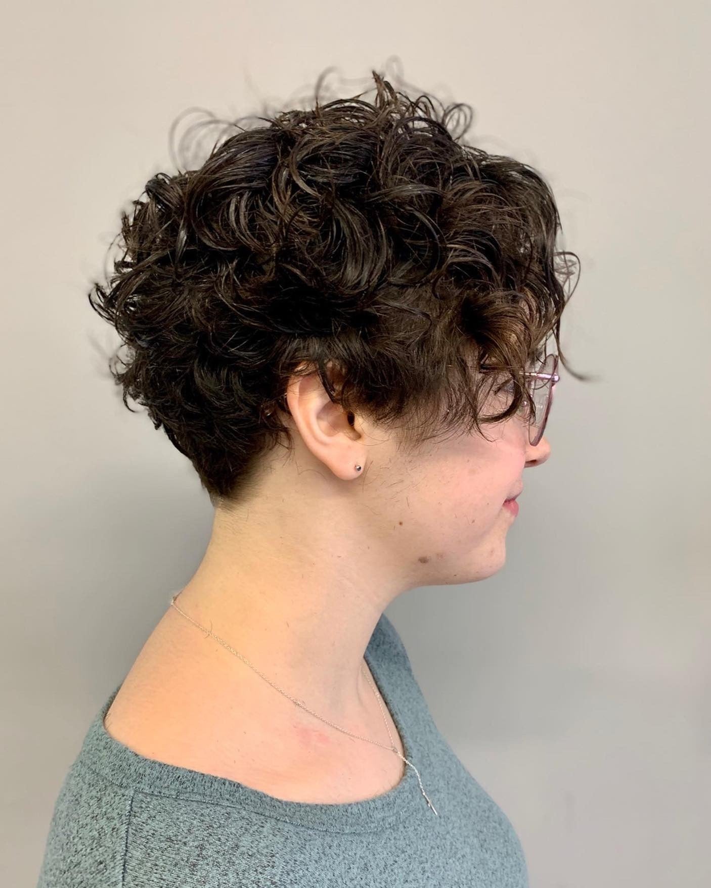 3. Lockiger Pixie-Schnitt im Wet-Look (lockige Pixie-Frisuren)