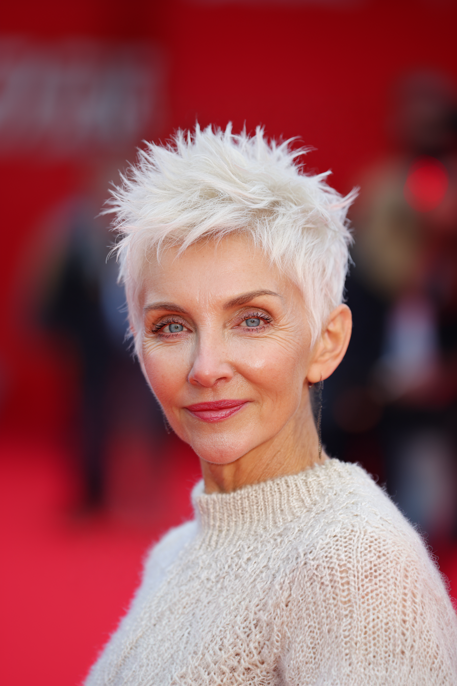 3.. Weiße blonde Stachelernte (Stachelfrisuren für Frauen über 50) - Stachelfrisuren für Frauen über 50