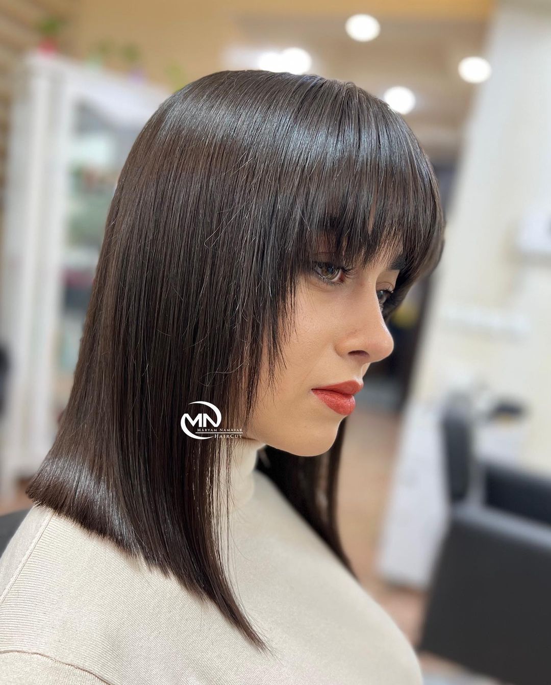 Lob mit Stufen und Pony für glattes Haar