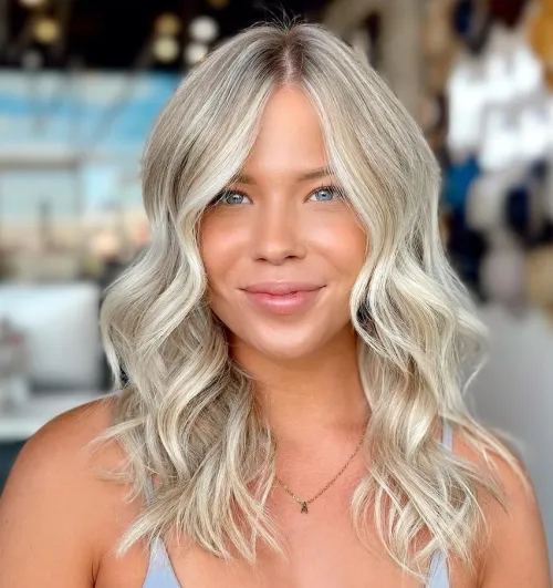 Platinblondes Haar mit Lowlights