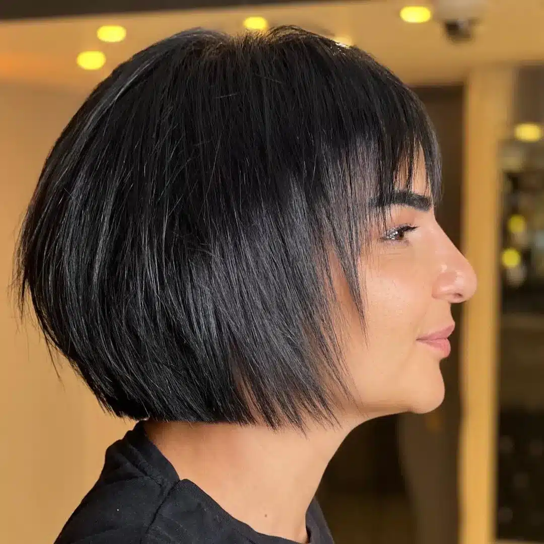 Zeitlose Eleganz: 35 schicke kurze Frisuren, um Ihren 40er -Jahre -Look zu erhöhen BLUNT-BOB-WITH-Delicate-Face-Framing