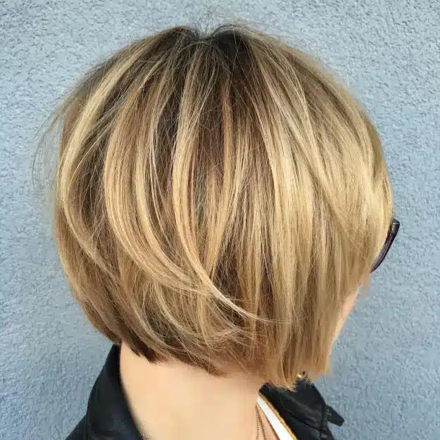 Zeitlose Eleganz: 28 atemberaubende, geschichtete Bob -Frisuren 4-Honey-Blonde-Layered-Bob