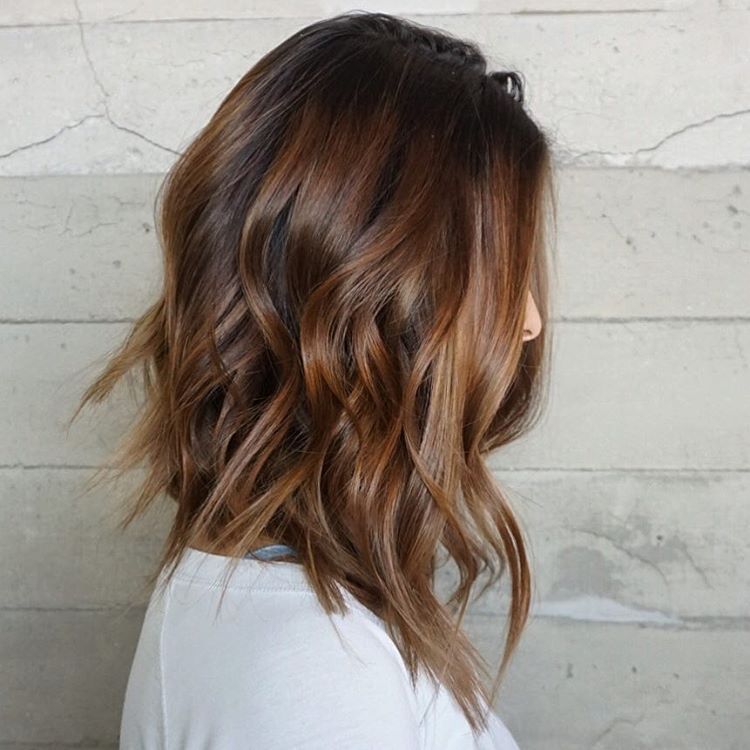 Braunes Balayage-Haar mit gewellten Schichten