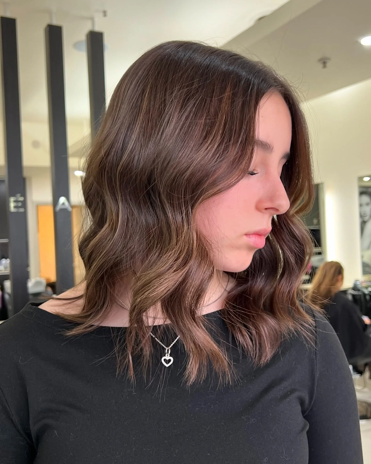 4. Ash-Brown Lived-In Lob mit Soft Flow (Mittelbraunes Haar mit Highlights)
