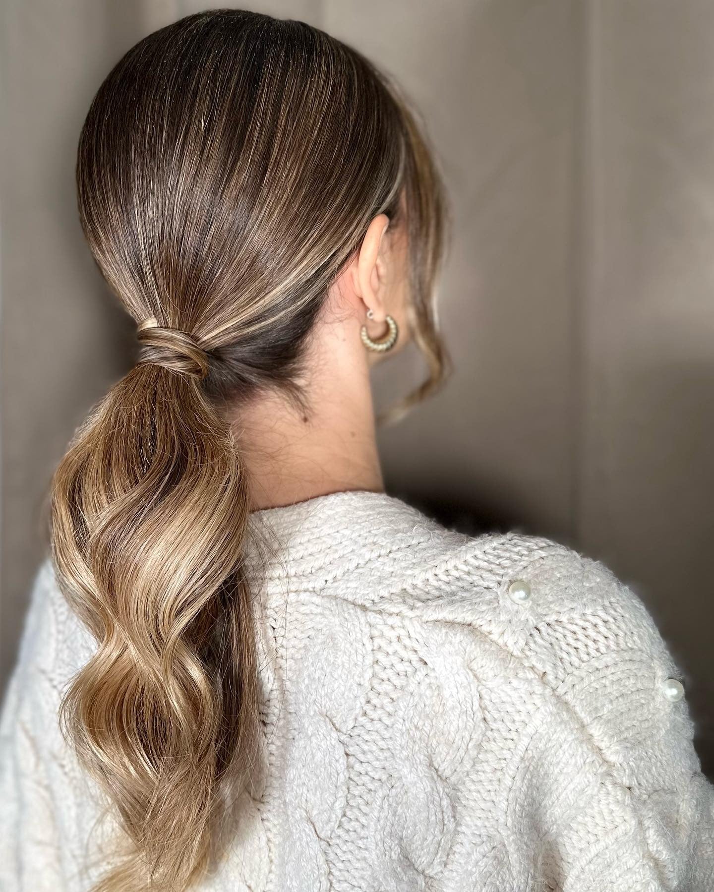4. Aschbeiger niedriger Pferdeschwanz mit sanften Wellen (Sleek Low Ponytail)