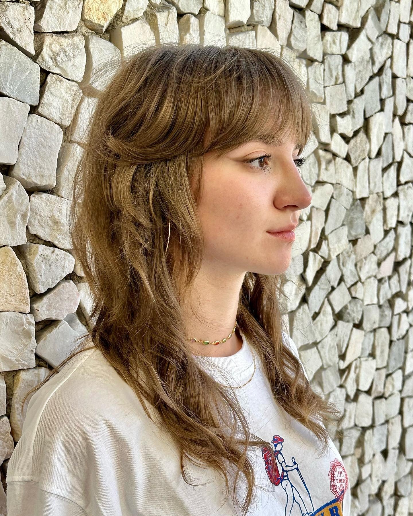 4. Aschbrauner, geschichteter Zottel mit zarten Fransen (mittellange, zottelige Haarschnitte)