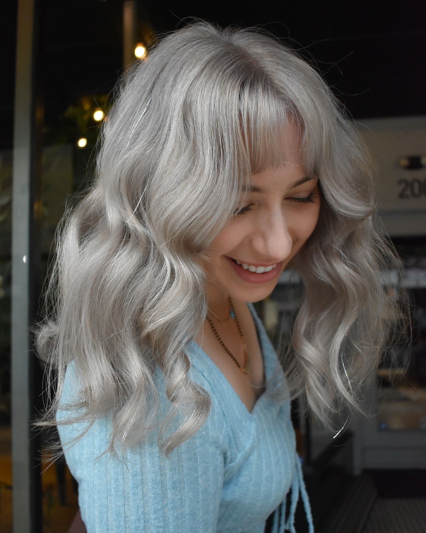 4. Asche Silberwellen mit weicher Fransen (silberne Haarfarbe)