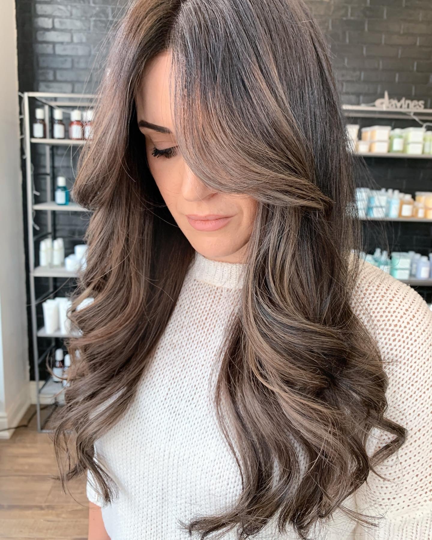 4. Aschebraune Glamwellen (kühle braune Haarfarbe)