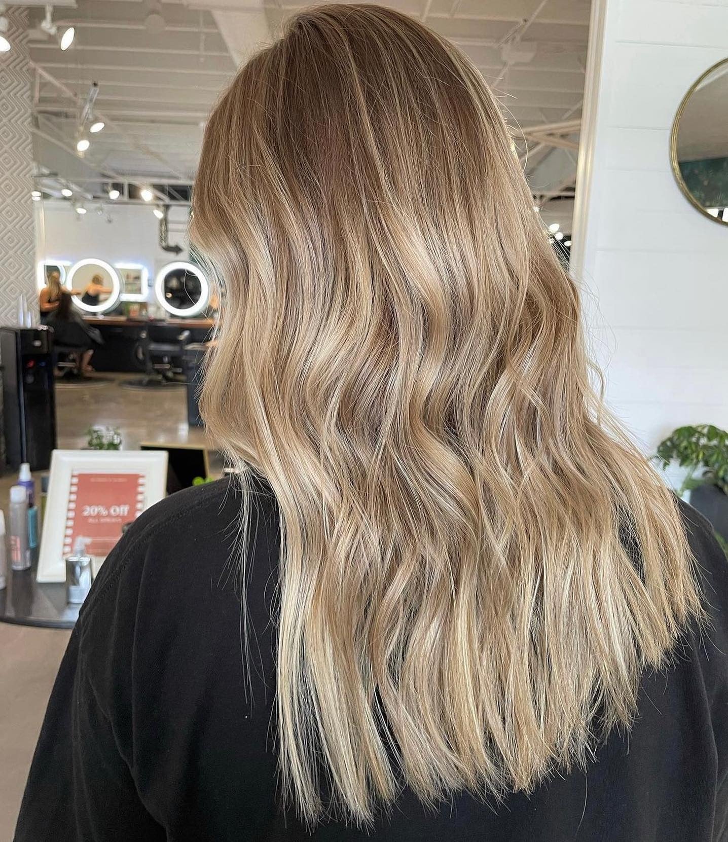 4. Blended Sandy Blonde mit subtilen Highlights (sandige blonde Haarfarbe)