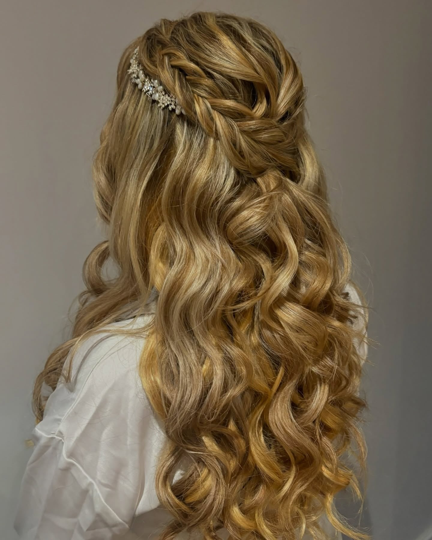 4. Geflochtene Halbzeit mit losen Wellen (Hochzeitsfrisuren)