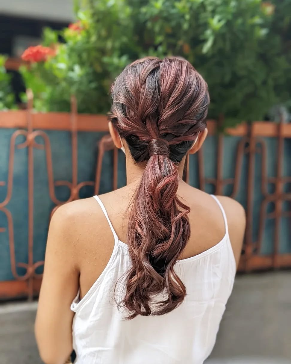 4. Geflochtener niedriger Pferdeschwanz mit warmen Auburn -Tönen (einfache Frisuren)