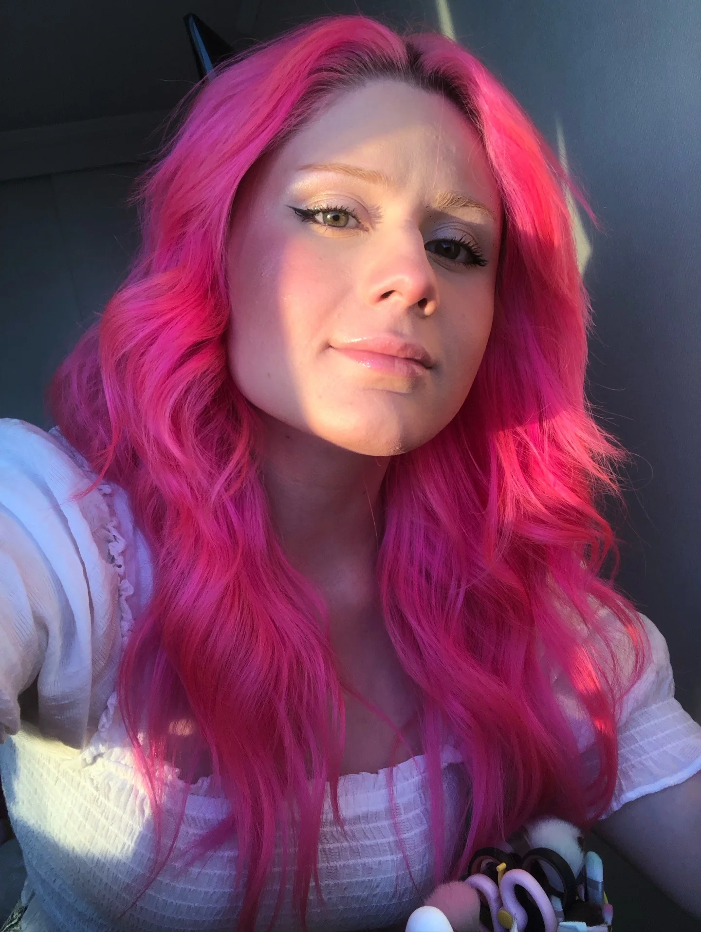 4. Helle rosa lose Wellen mit Gesichtsumrahmung (rosa Haarfarbe)