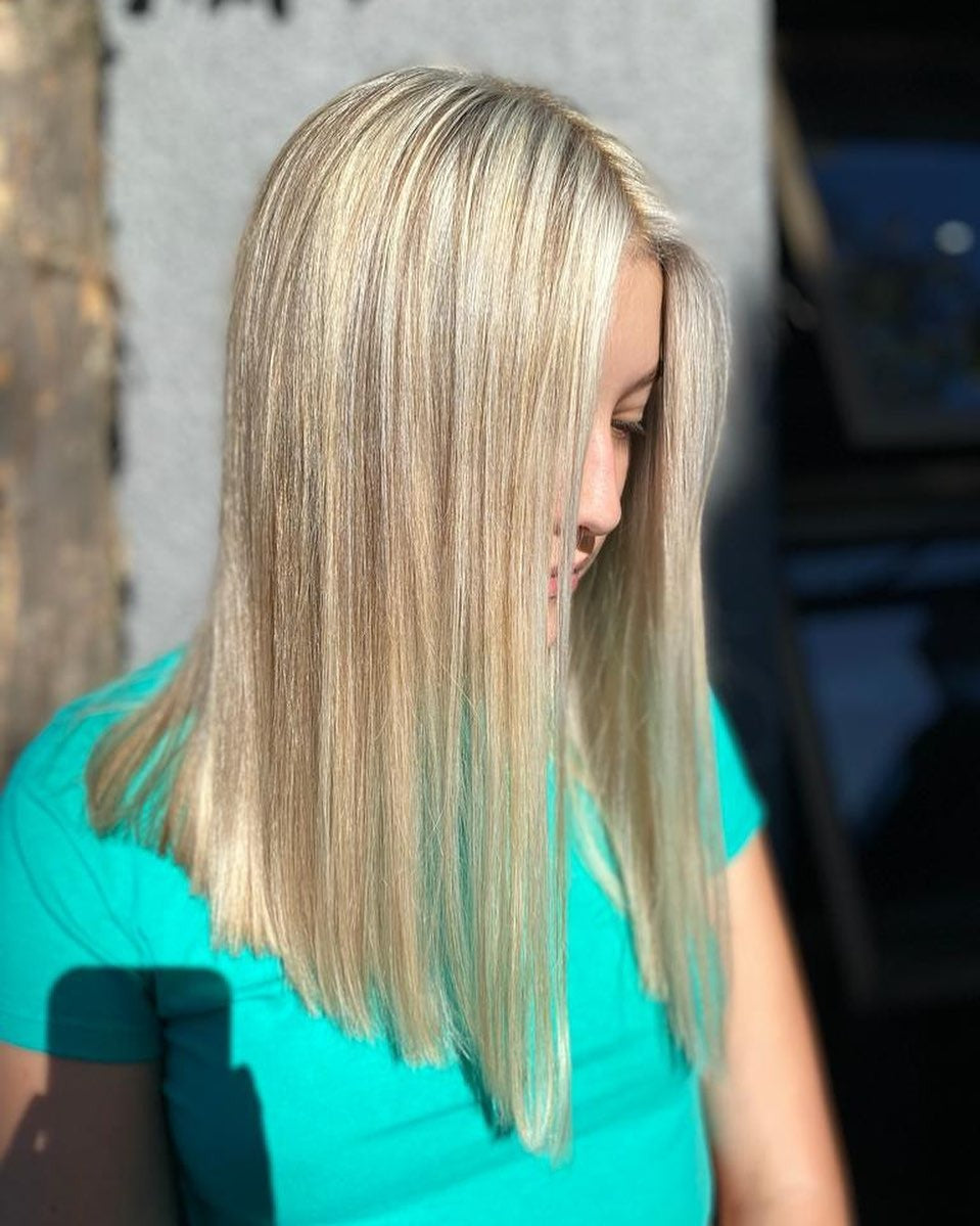 4. Helle Vanilleblondik mit sich verjüngten Enden (gerade Frisuren)