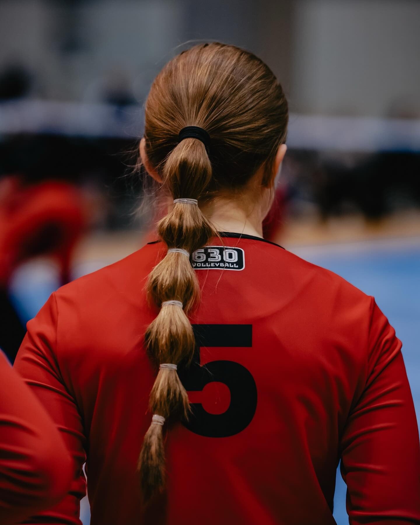 4. Blasenponytail mit natürlichem Hellbraun (Volleyball -Frisuren)