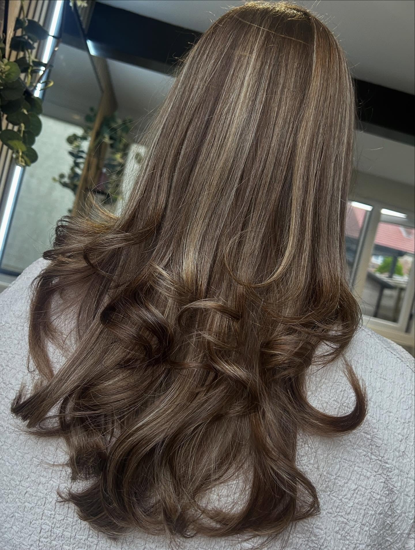 4. Kastanienbraun mit karamellfarbener Bewegung (braunes Haar mit Highlights)