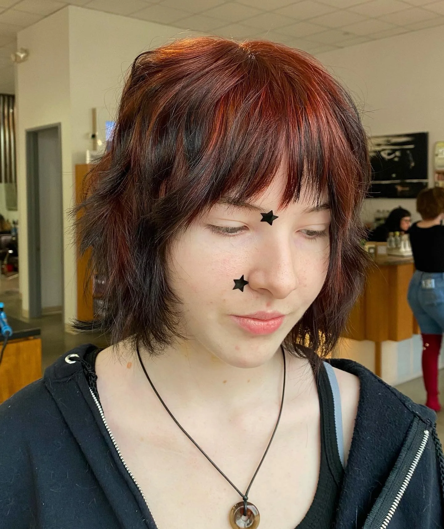 4. Kastanienbrauner und glühender Wolfsschnitt mit geschichteten Fransen (Wolfshaarschnitte mit Pony)