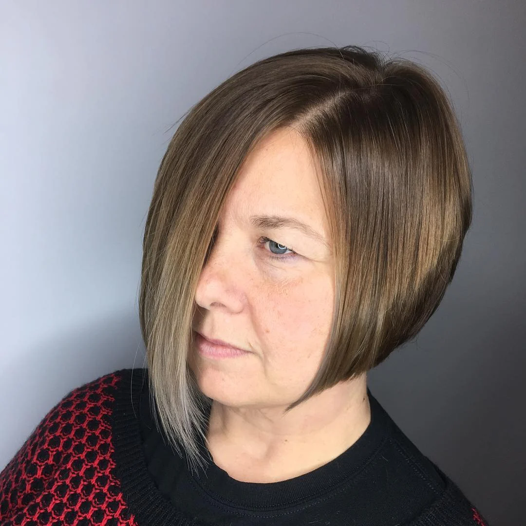 4. Schokoladenbrauner, abgestufter asymmetrischer Schnitt (asymmetrische Frisuren)