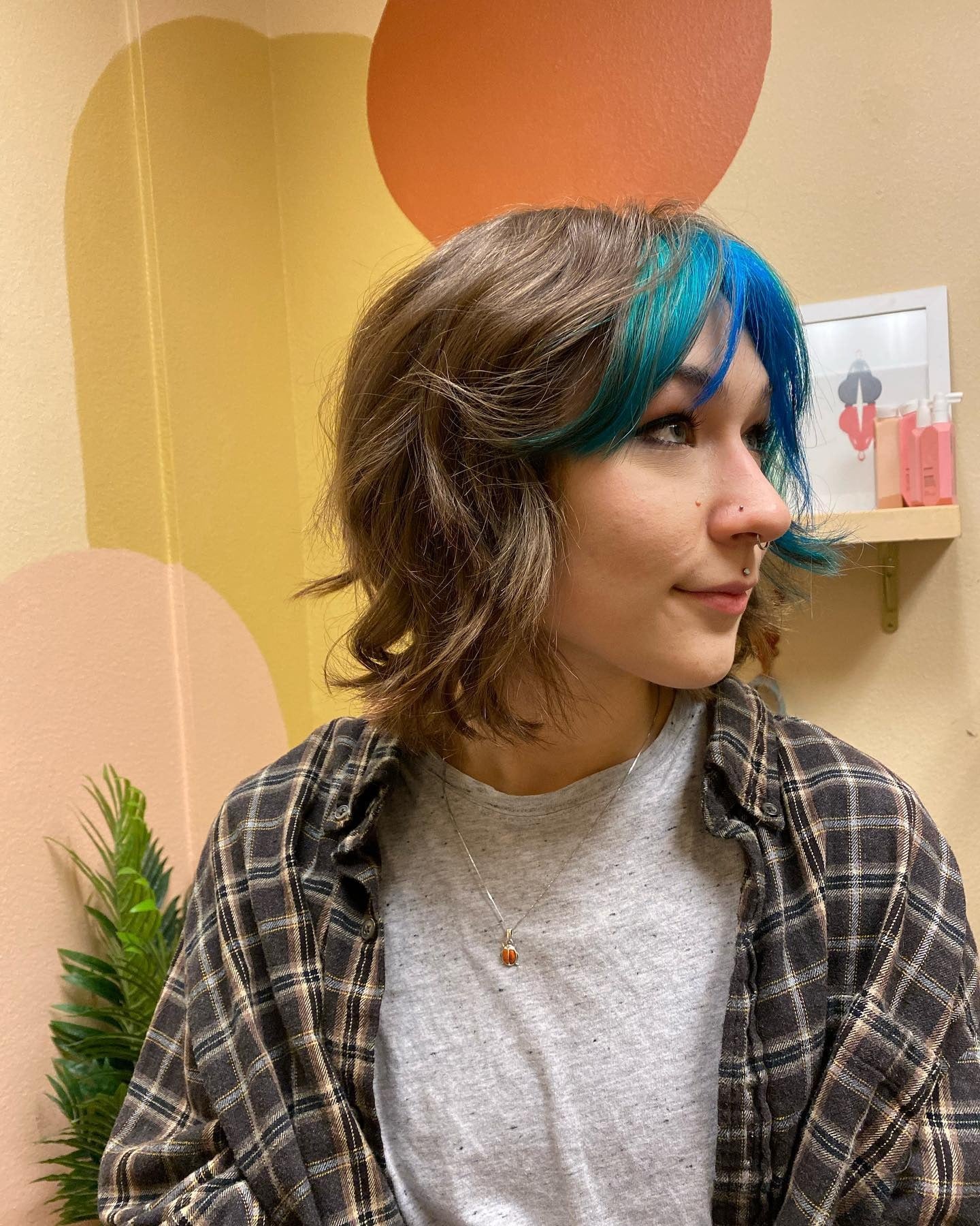 4. Choppy Bob mit aquamarinen Akzentfransen (Shaggy Bob Haircuts)