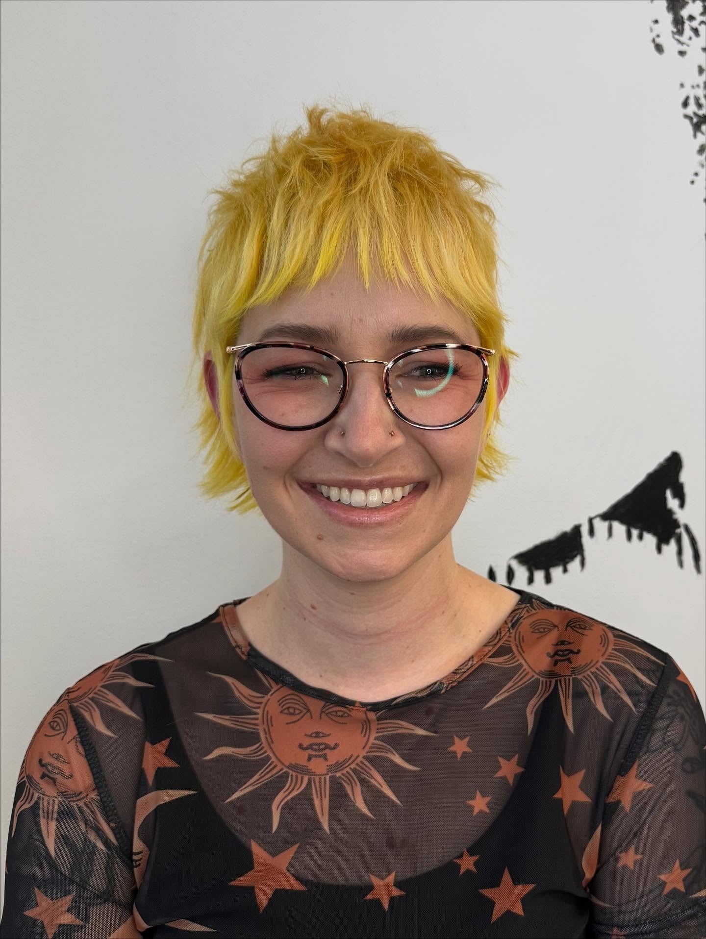 4. Choppy Shaggy Pixie in leuchtendem Gelb (Shaggy Pixie Haircut)