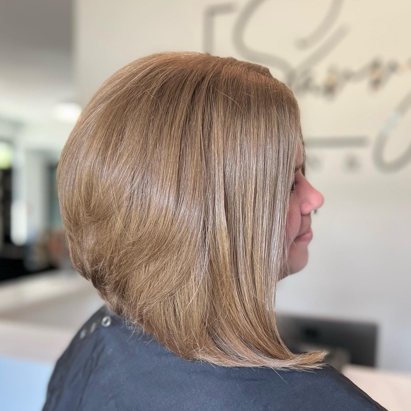 4. Klassischer abgewinkelter Bob mit sandblondem Glanz (abgewinkelte Bob-Frisuren)