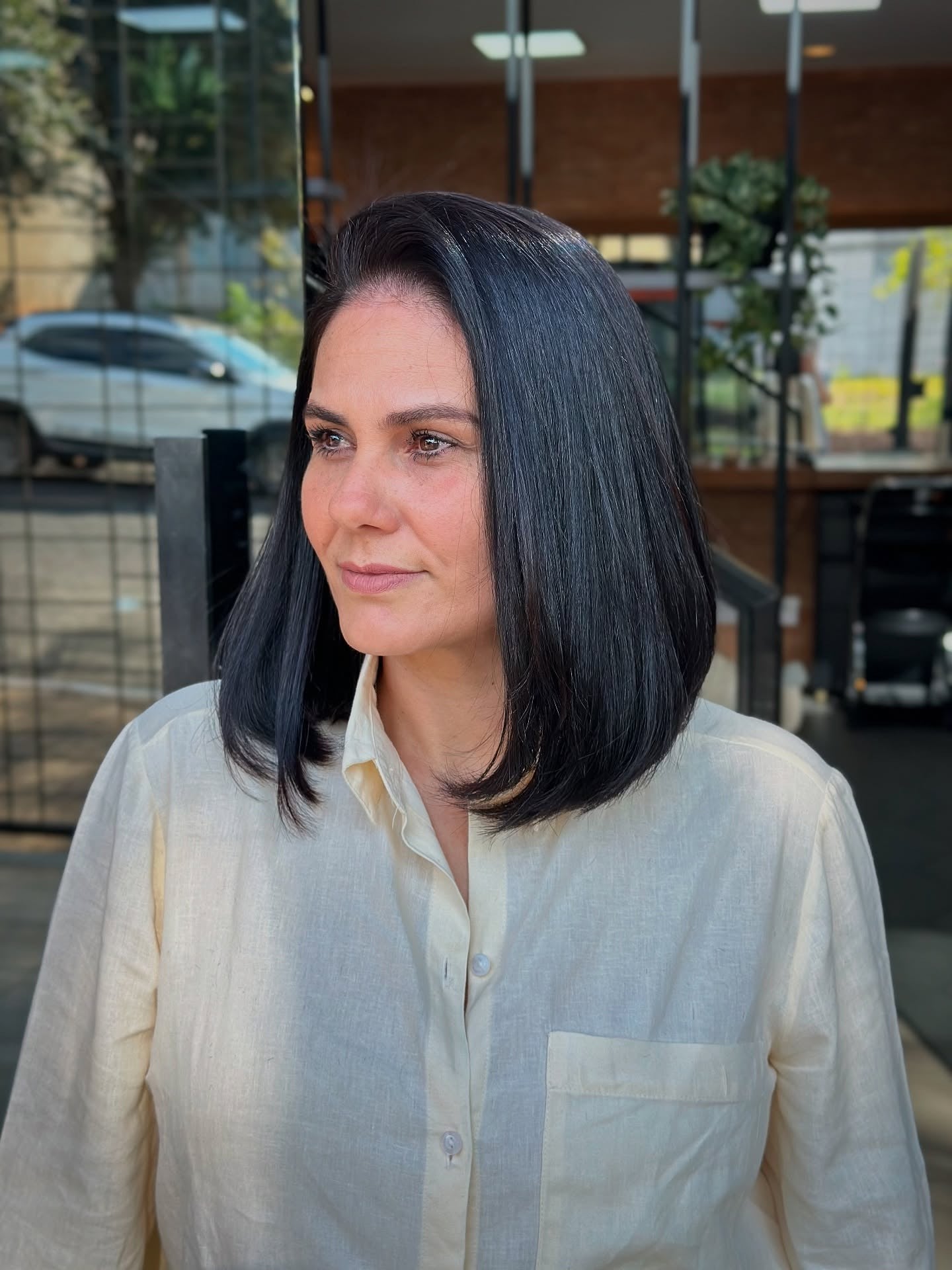 4. Klassischer schwarzer langer Bob mit Gesichtsschichten (lange Bob-Frisuren)