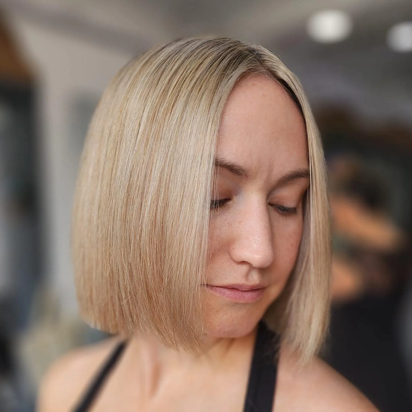 4. Klassischer Blunt Bob in Neutralblond (Blunt Bob Frisuren)