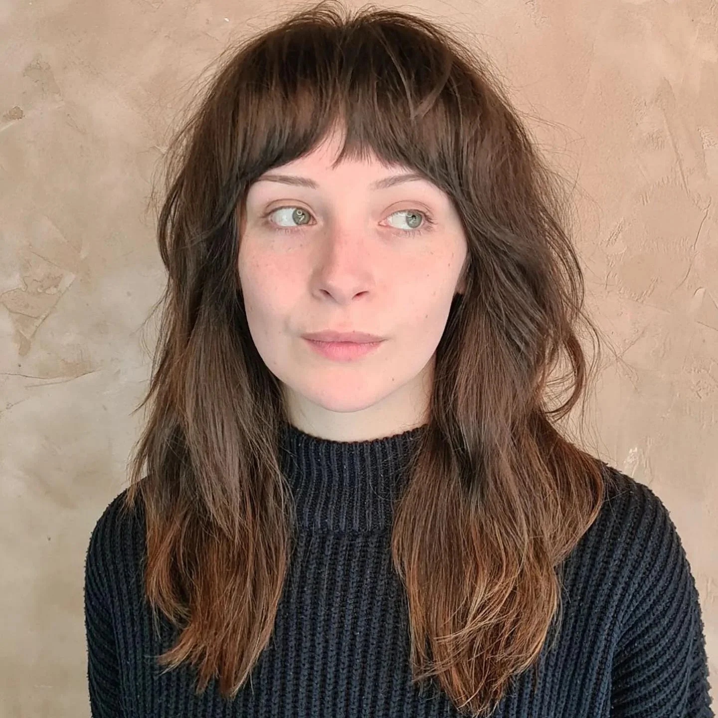 4. Klassischer langer brünettes Shag mit vollem Pony (zottelige Haarschnitte)