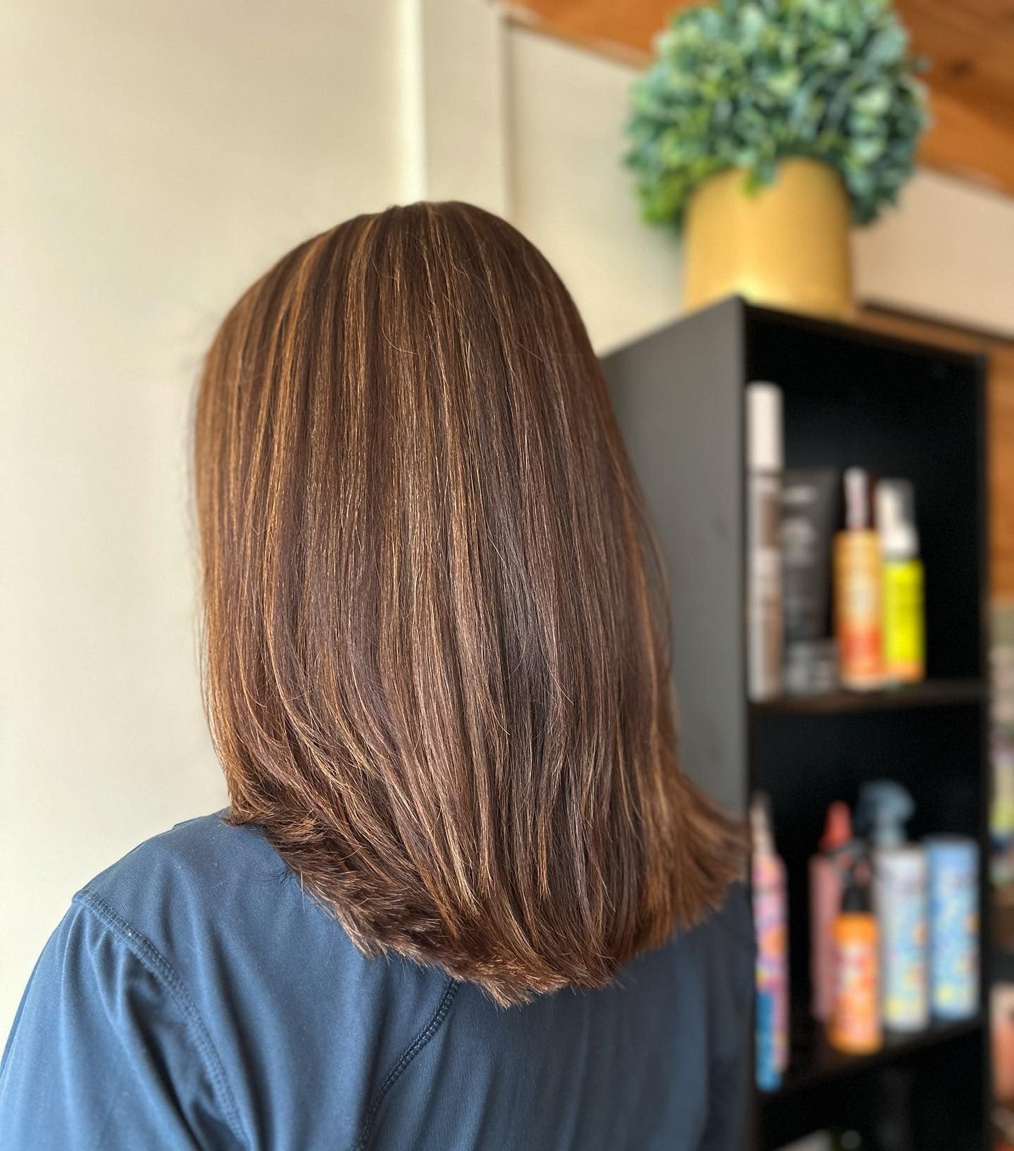 4. Klassische Mokka-Karamell-Mischung auf Sleek Medium Cut (Karamell-Mokka-Haarfarbe)