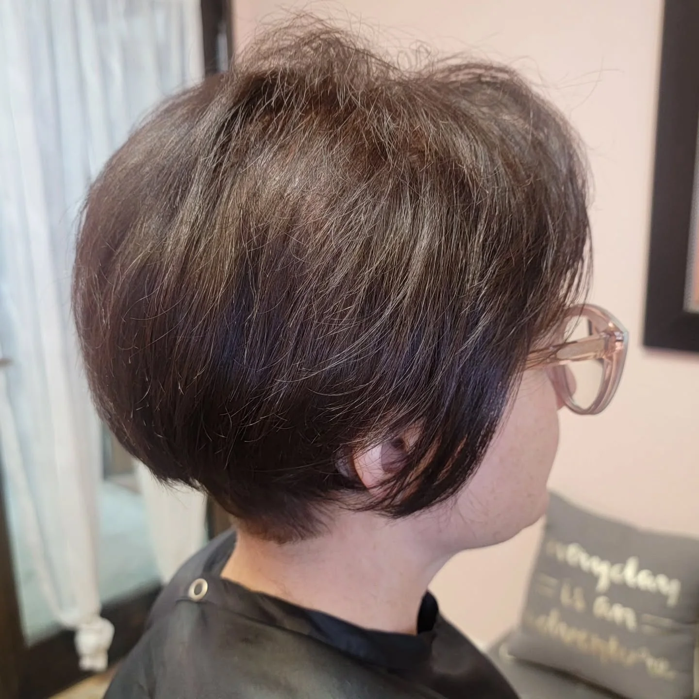 4. Klassischer Pixie-Bob mit tief natürlicher Brünette (Pixie-Bob-Haarschnitte)