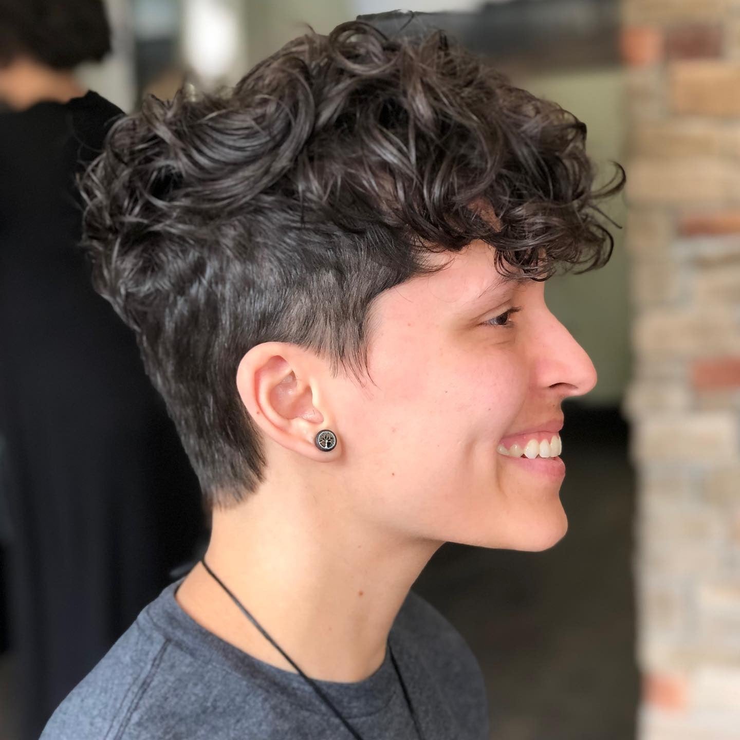 4. Klassischer kurzer lockiger Pixie-Fade (lockige Pixie-Frisuren)