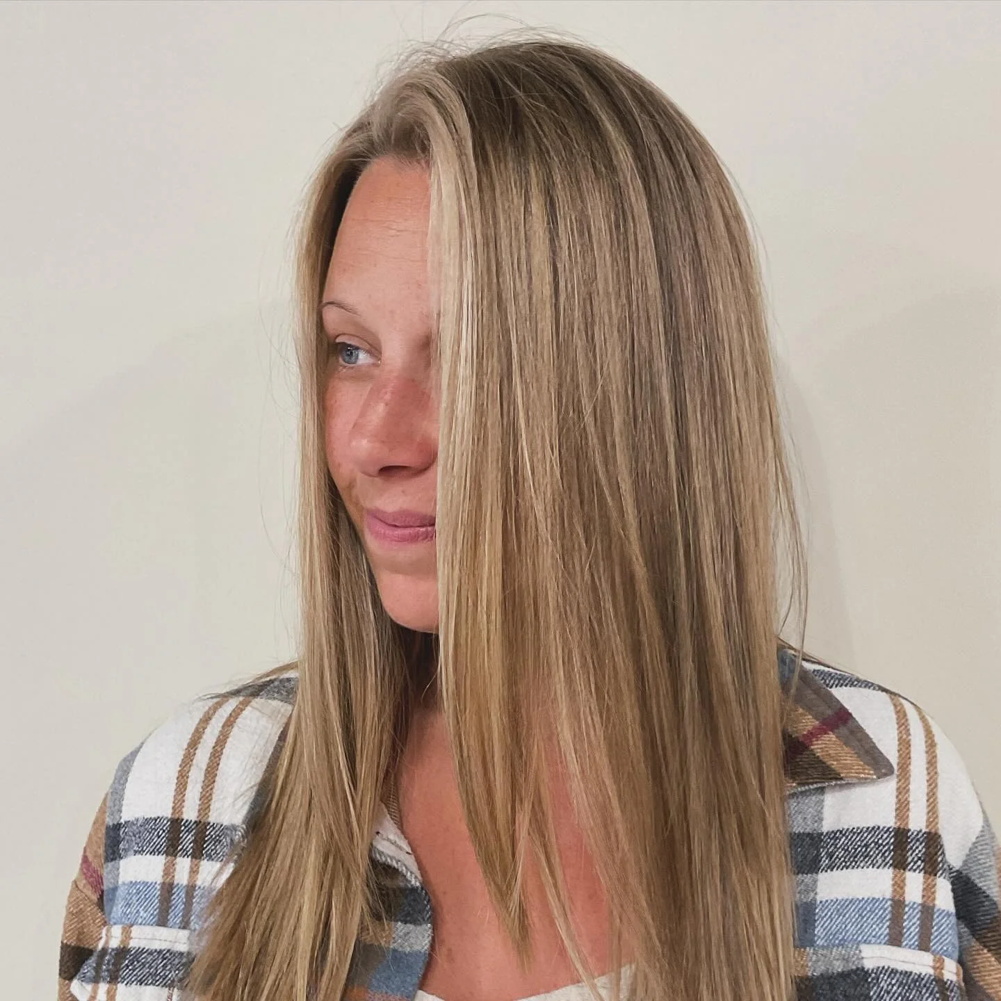 4. Klassisches glattes Neutralblond (gerade Frisuren)