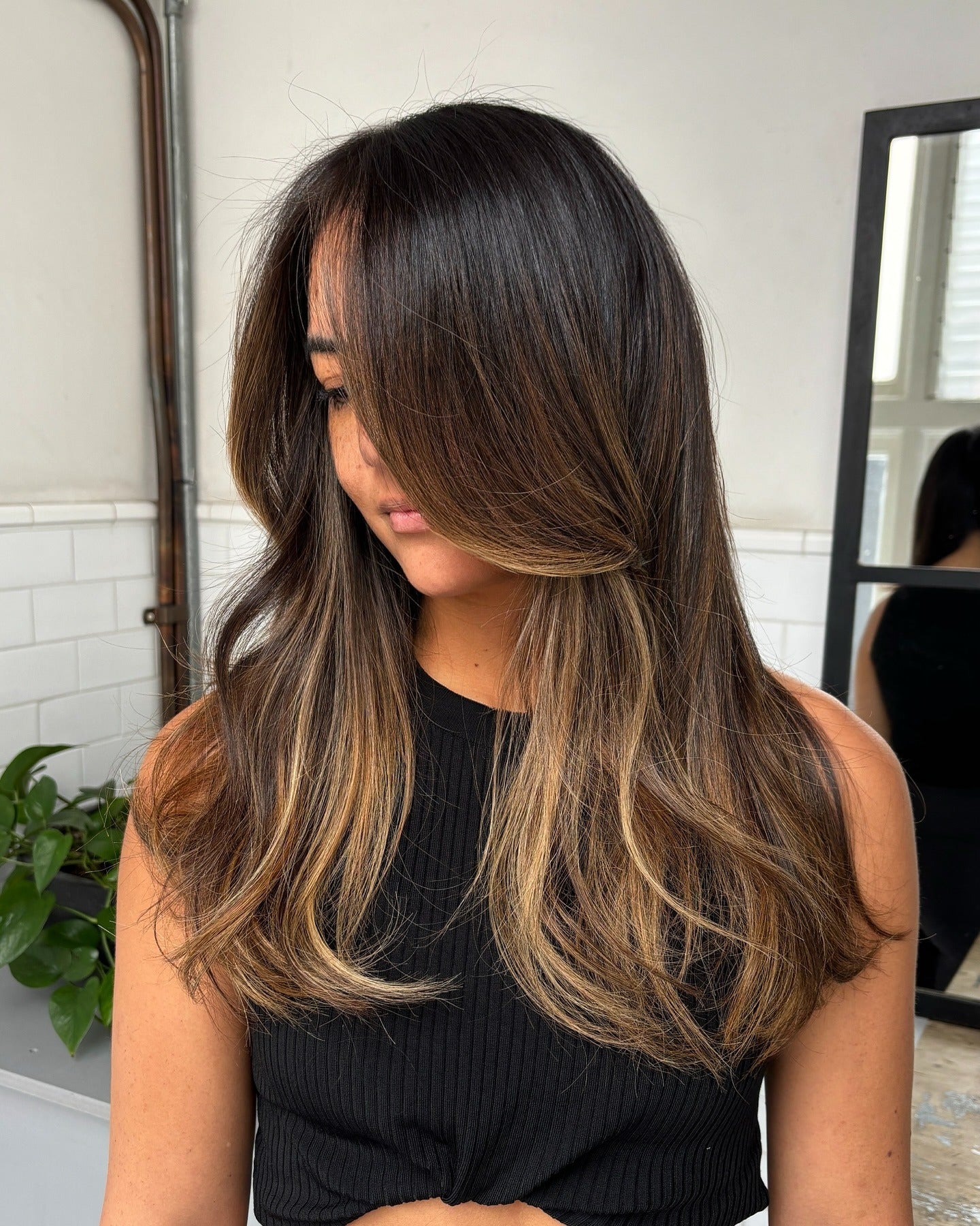 4. Kakao schmelzen mit Karamell -Highlights (blonde Haare mit dunklen Wurzeln)