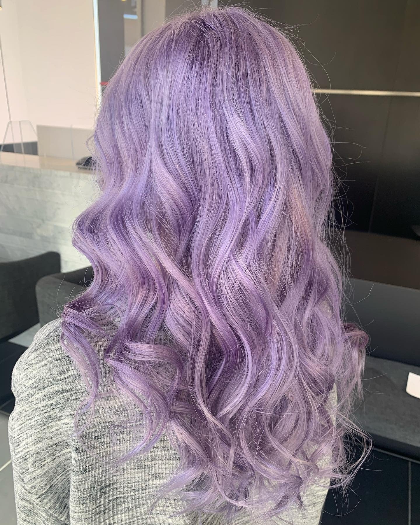 4. Kühl getönte lila Wellen (lila Haarfarbe)