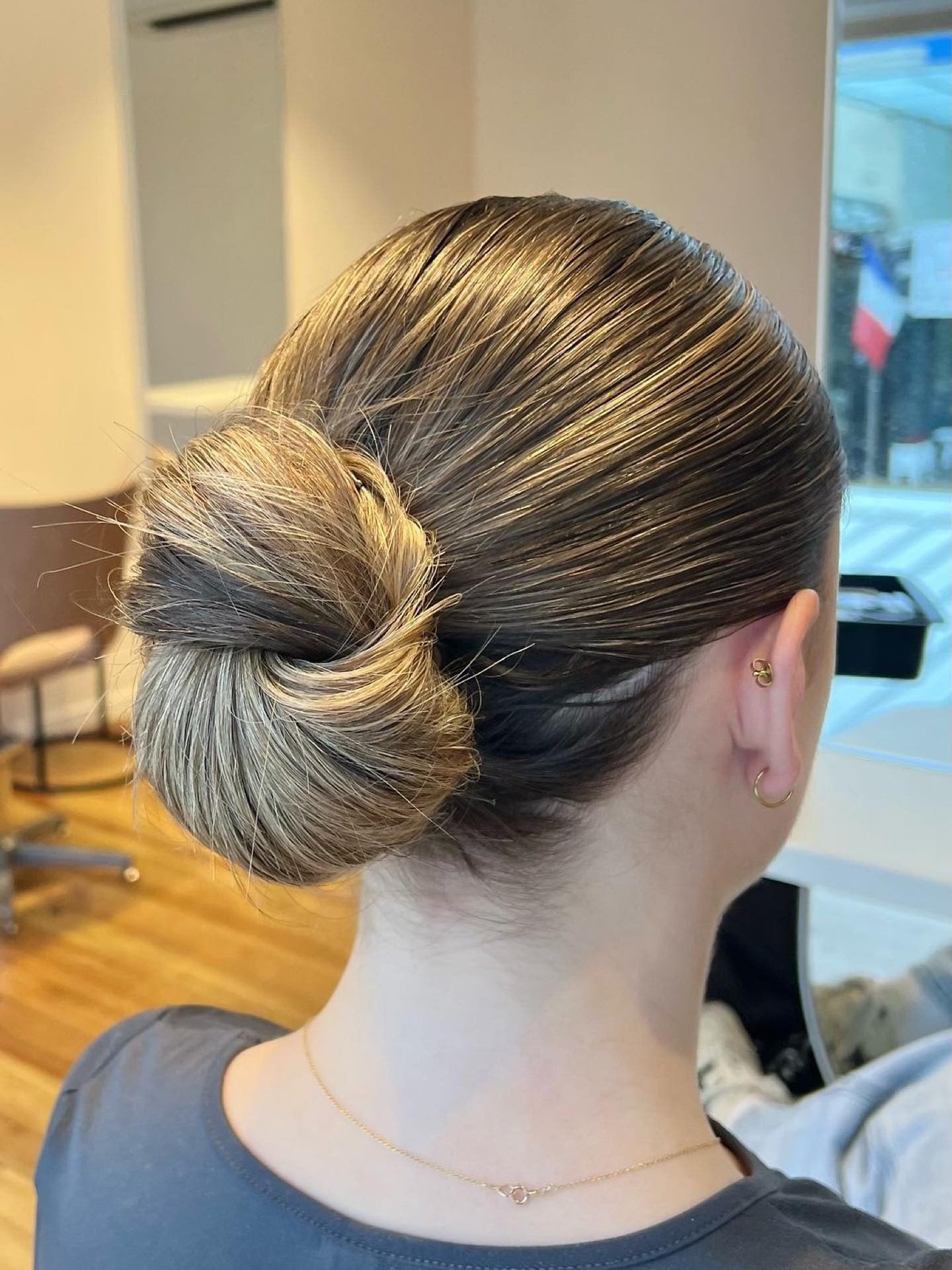 4. Cool Blonde Low Knot Bun (schlanke Frisuren)