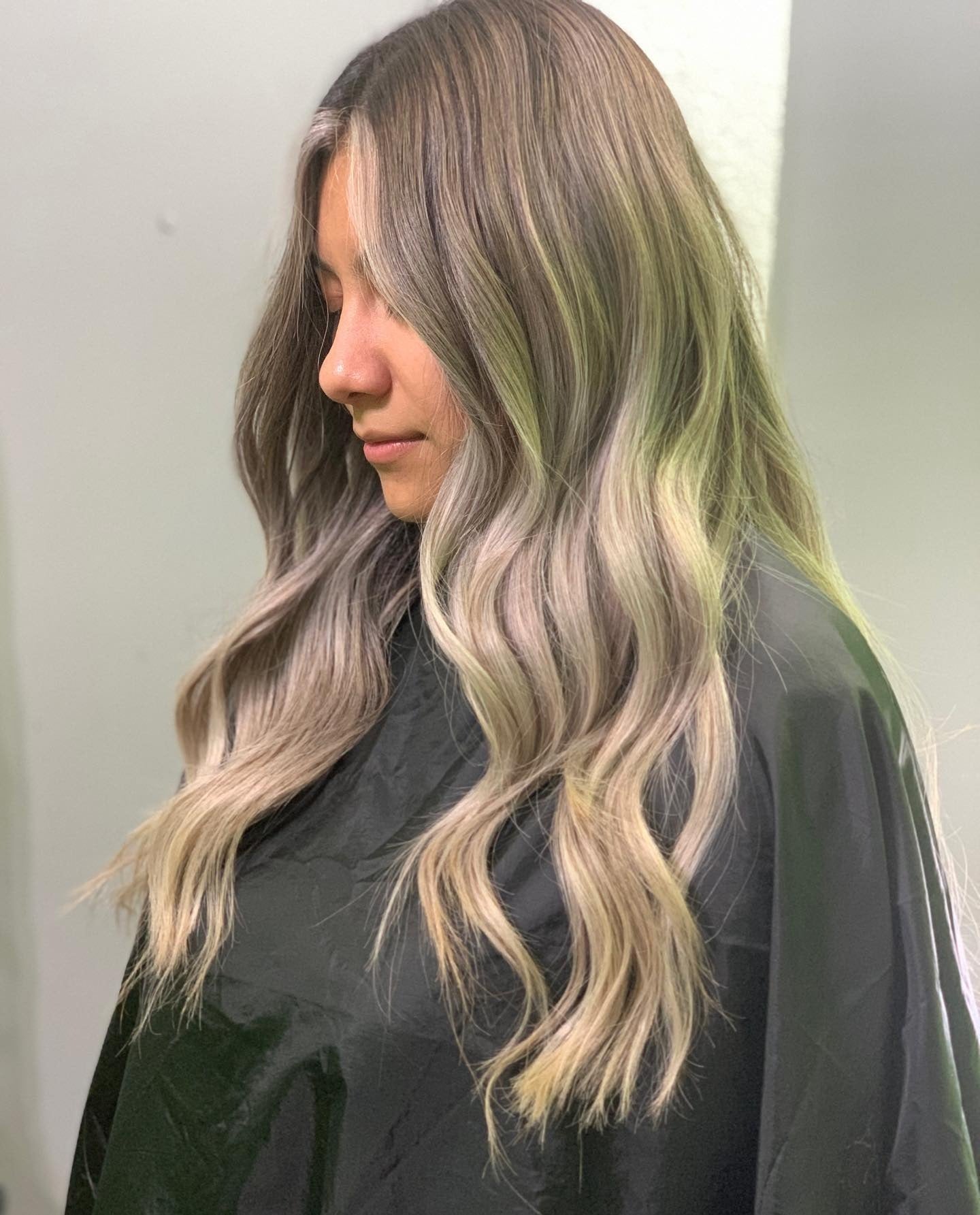 4. Cool Dirty Blonde mit geschmolzenen Highlights (schmutzige blonde Haarfarbe)