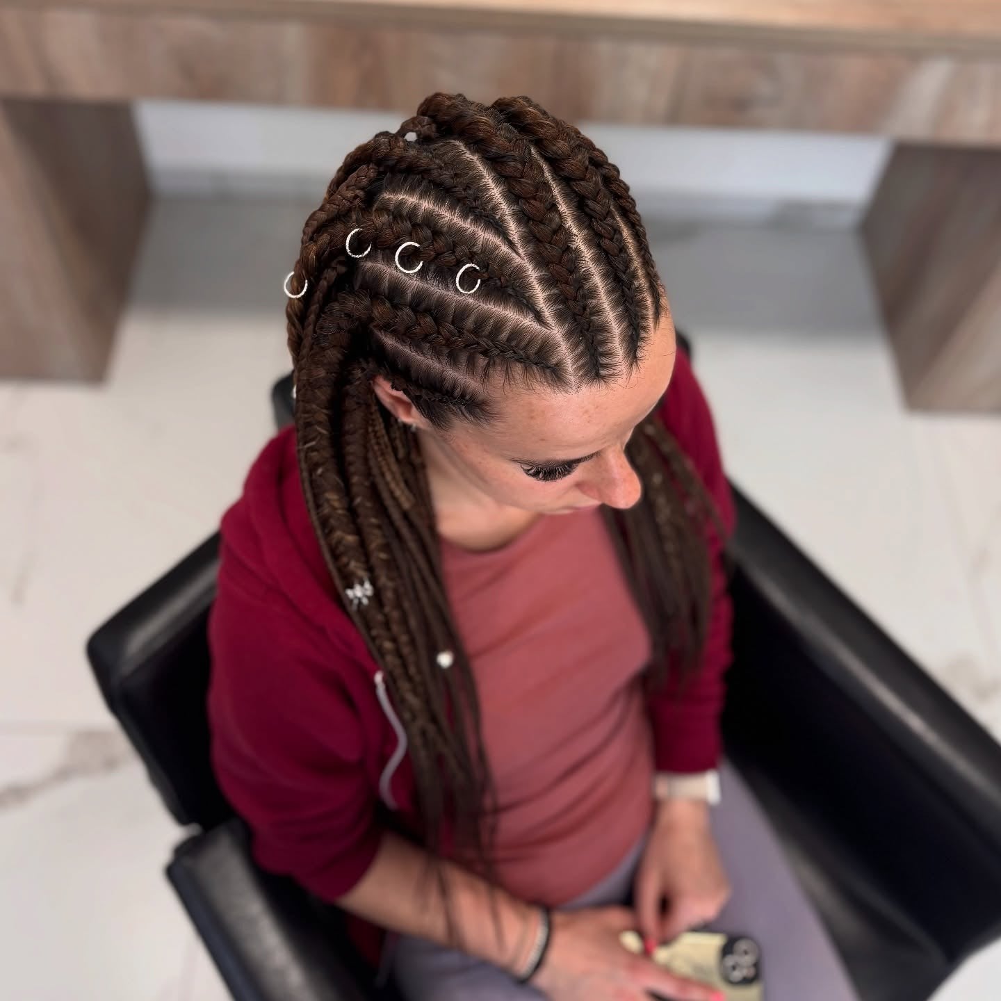 4. Cornrow Zöpfe mit metallischen Akzenten (geflochtene Frisuren)