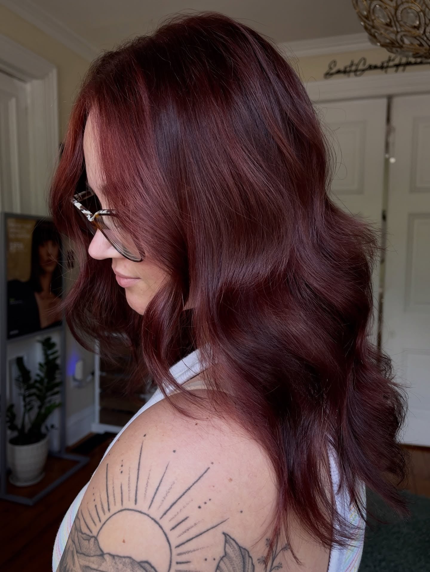 4. Cranberry Balayage mit strukturierten Wellen (Tiefburgunderrote Haarfarbe)
