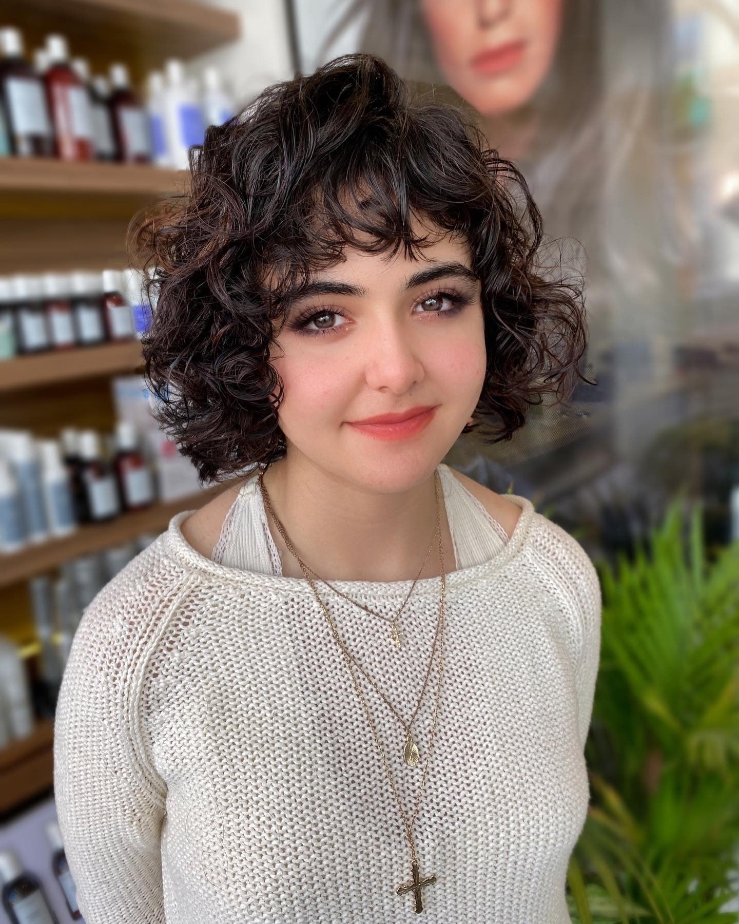 4. Curly Bob mit weichen Micro-Pony (Frisuren der Chic-Länge)