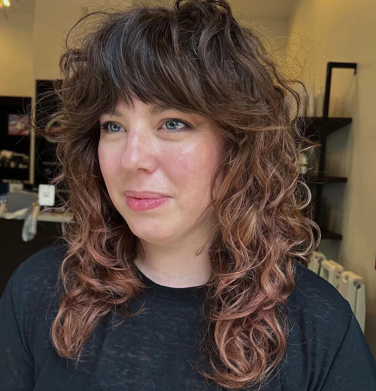 4. Lockiger kastanienbrauner Zottel mit abgerundetem Pony (zotteliger Haarschnitt mit Pony)