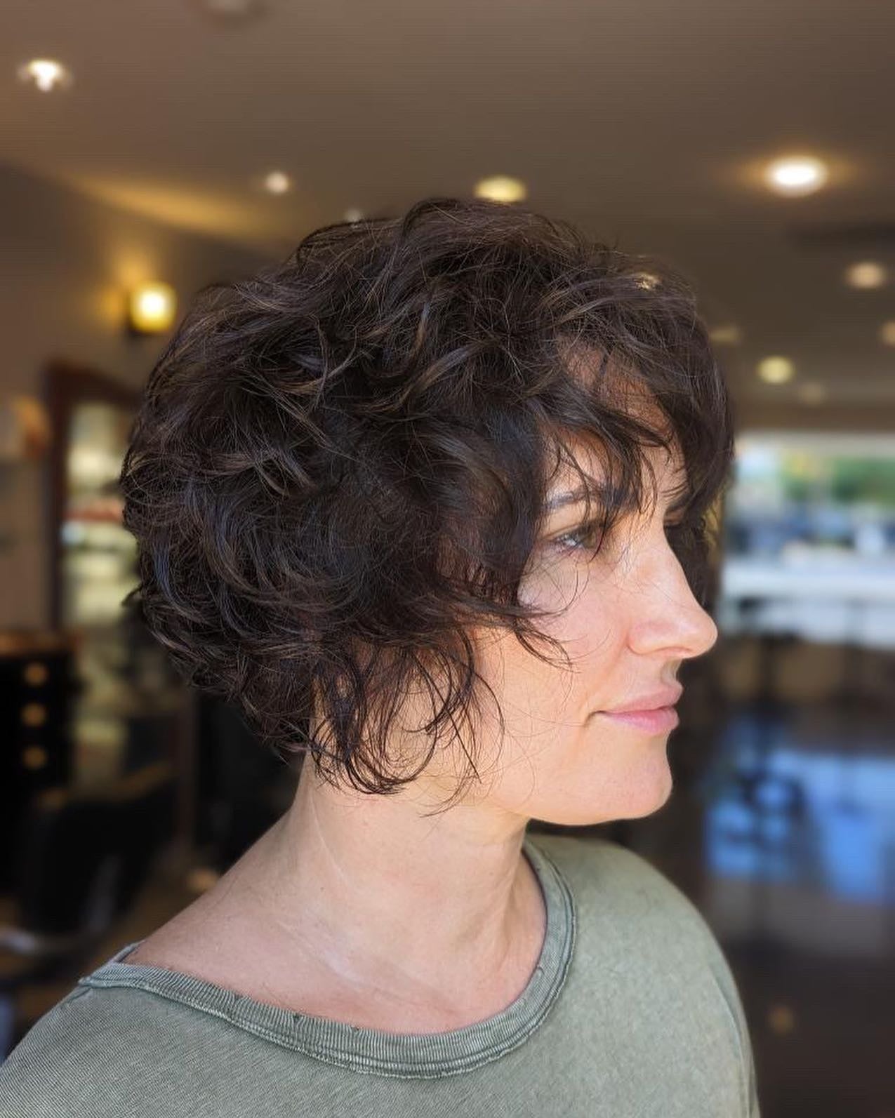 4. Curly French Bob mit Wispy Fringe in dunkler Mokka (französisches Bobhaar)